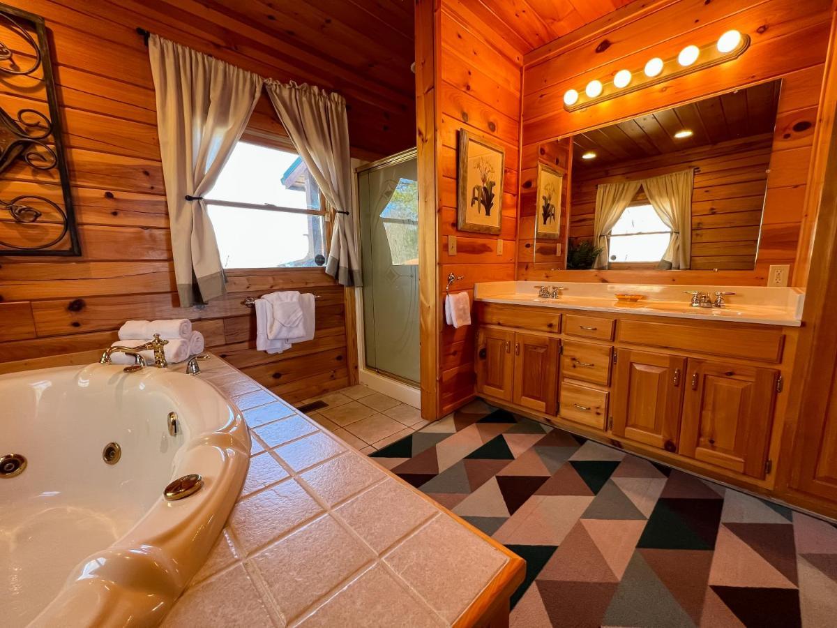 2 King Bedroom Cabin! 2 Jacuzzi Bath! Stunning Mtn View! Hot Tub! Game Room! Sevierville Exterior foto