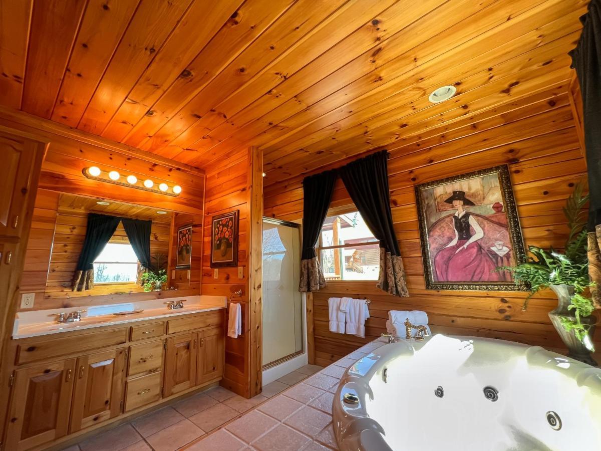 2 King Bedroom Cabin! 2 Jacuzzi Bath! Stunning Mtn View! Hot Tub! Game Room! Sevierville Exterior foto